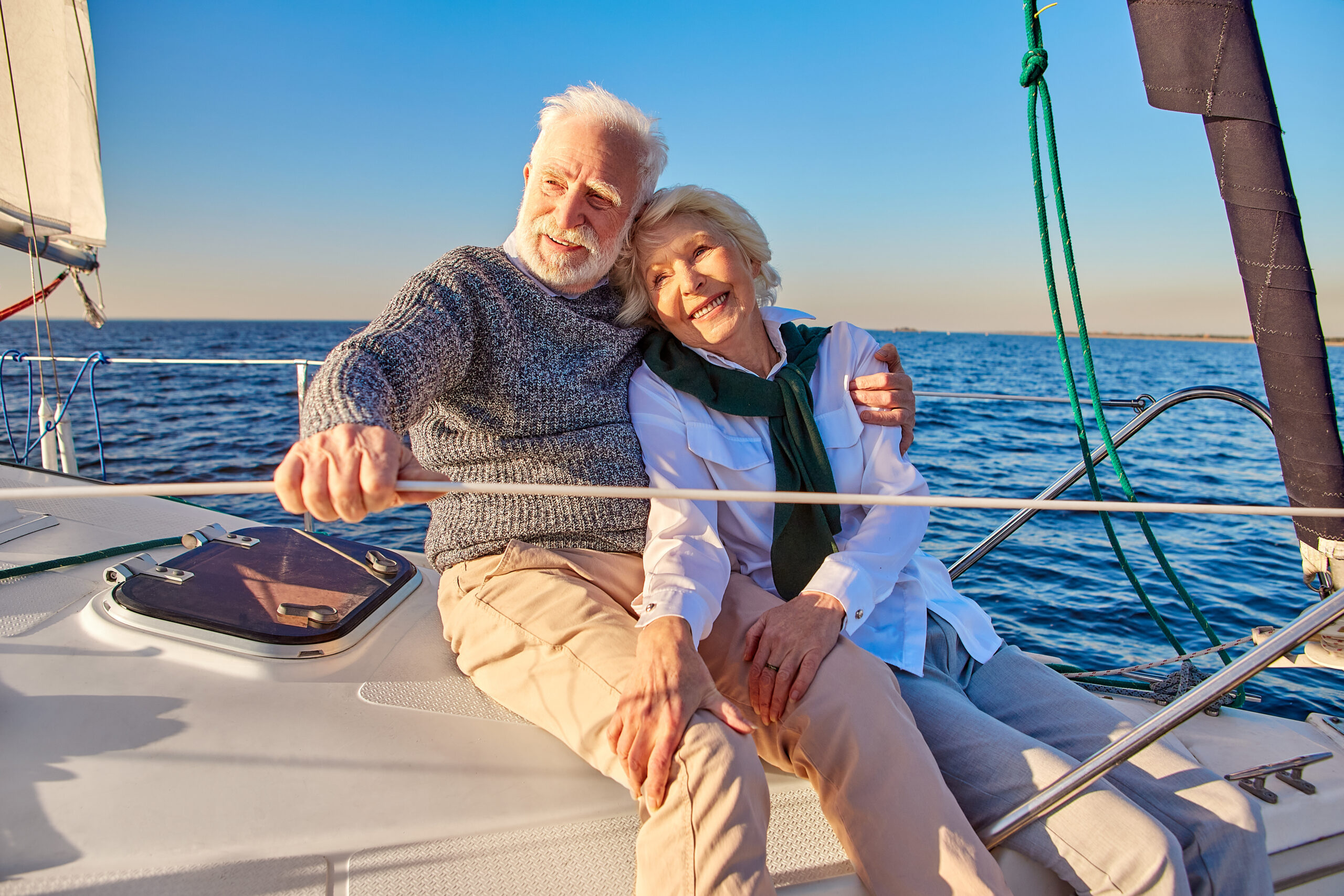 happy-couple-sailing